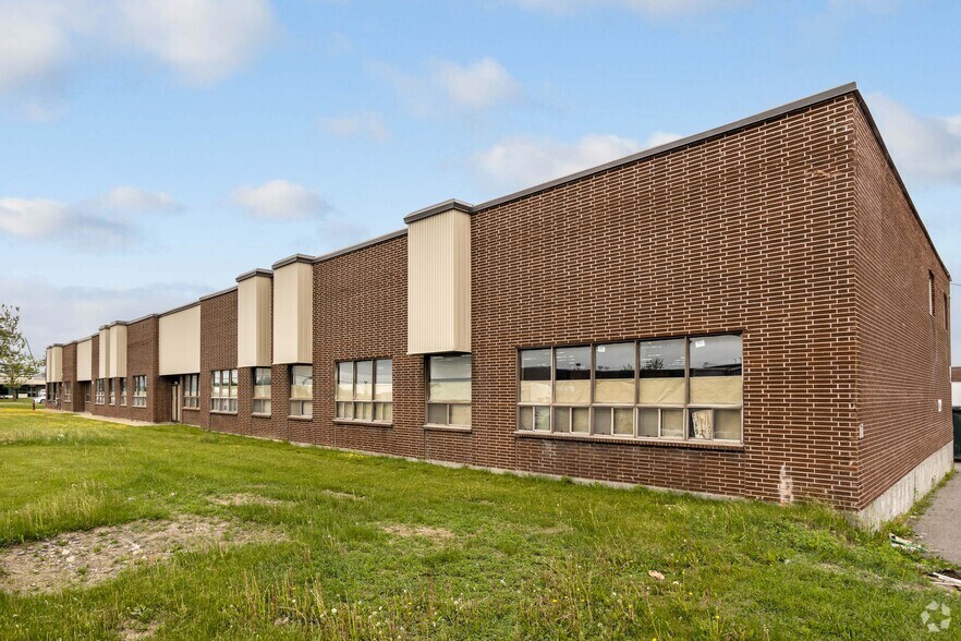 More Photos Of 825 Rue Tecumseh, Dollard-des-Ormeaux Warehouse For Lease