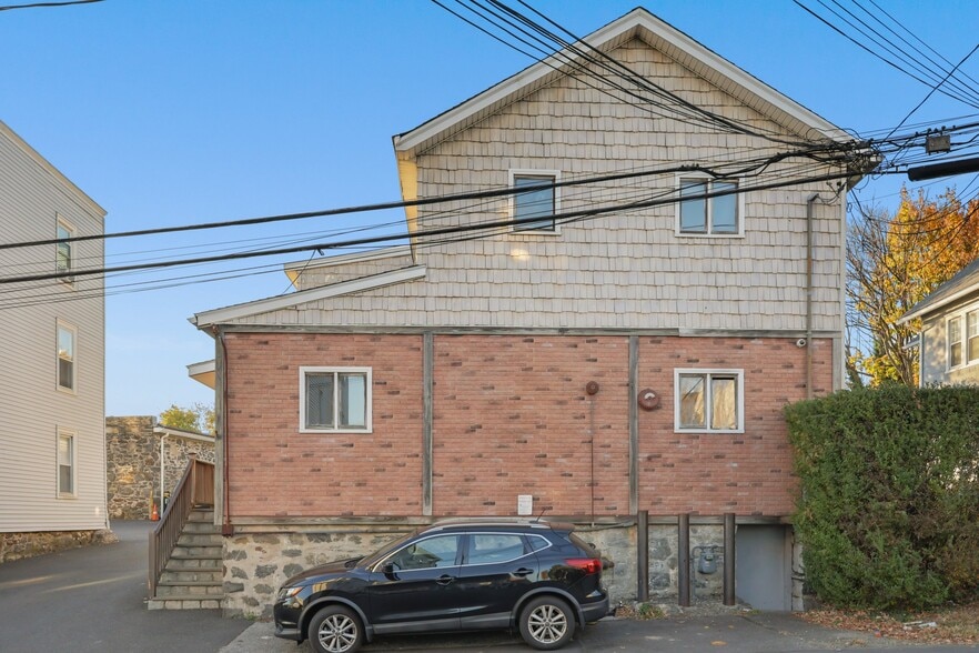 More Photos Of 18 Beech St, Greenwich Freestanding For Sale