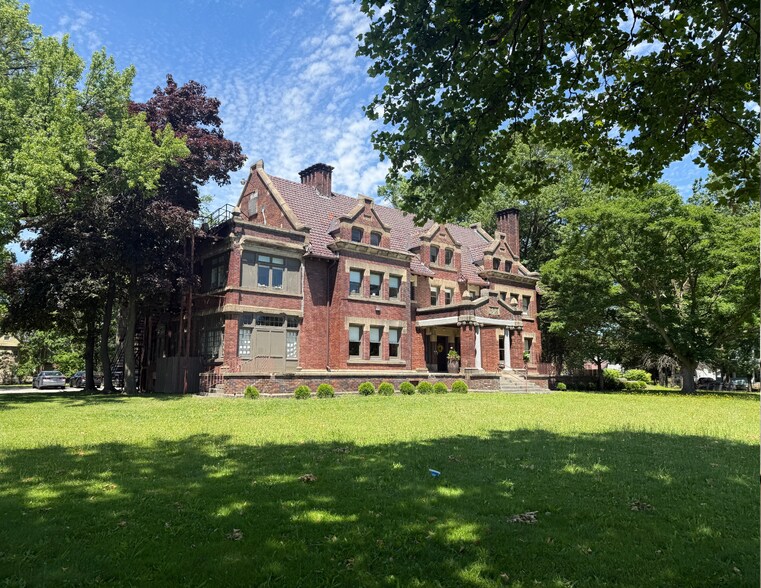 More Photos Of 715 Buchtel Ave, Akron Office For Sale