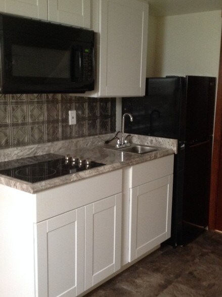 More Photos Of 7841 Foothill Blvd, Sunland Storefront Retail Residential For Lease