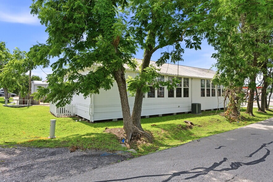 More Photos Of 21012 Eva St, Montgomery Freestanding For Sale