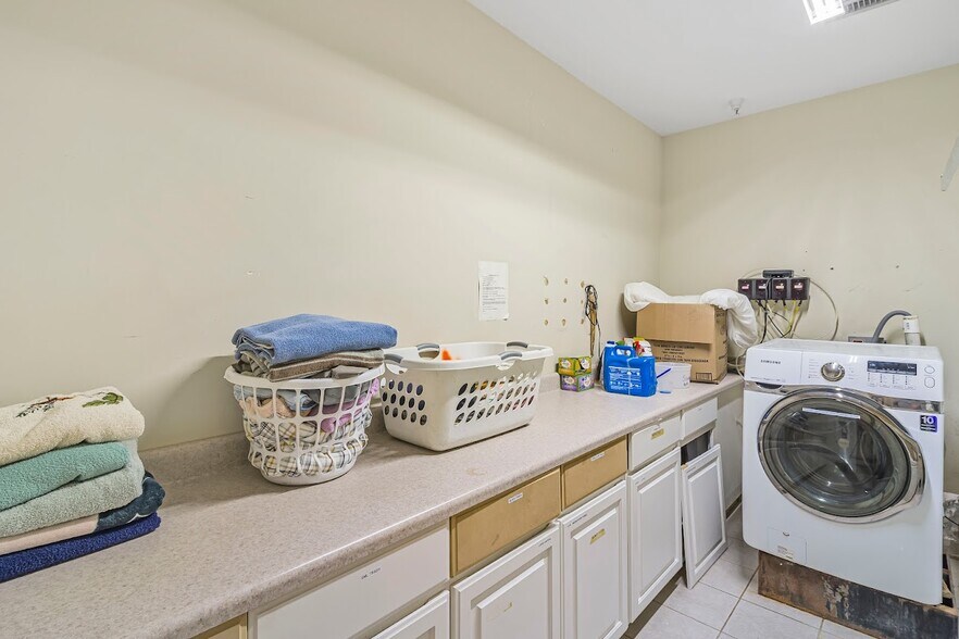More Photos Of 100 W Lake Professional Park, Geneva Apartments For Sale