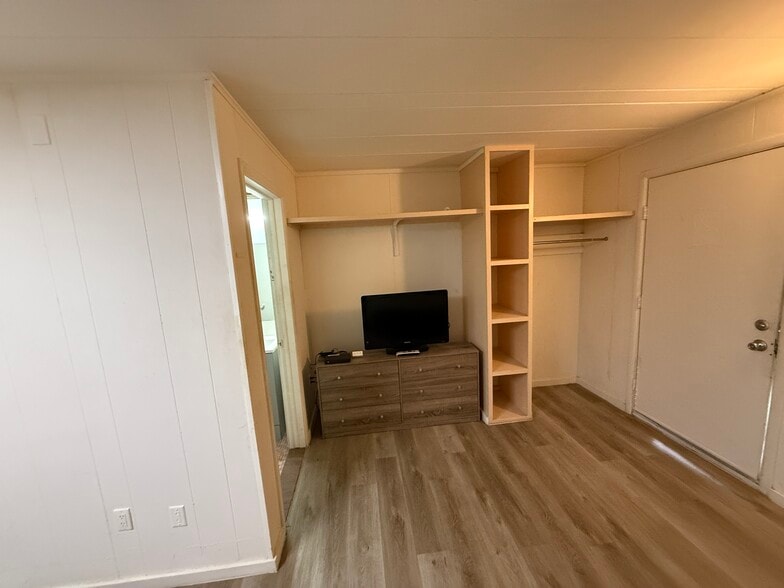 More Photos Of 111 W 12 Mile Rd, Royal Oak Hotel For Sale