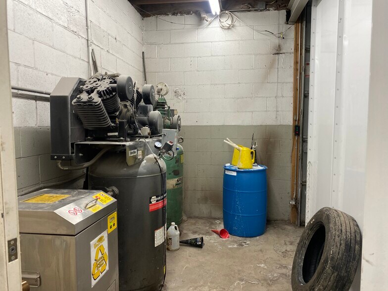 More Photos Of 840 Cayuga Creek Rd, Buffalo Auto Repair For Sale