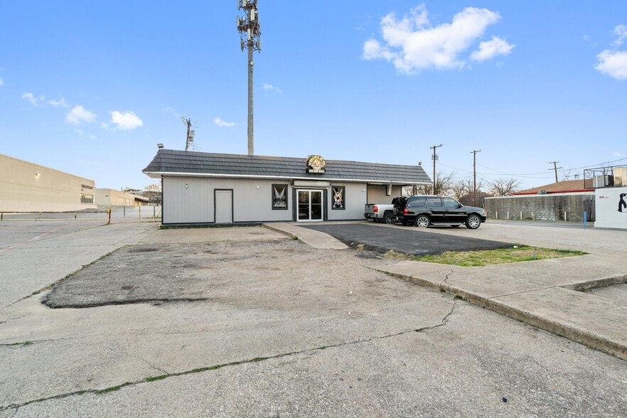 More Photos Of 5215 Singing Hills Dr, Dallas Restaurant For Sale