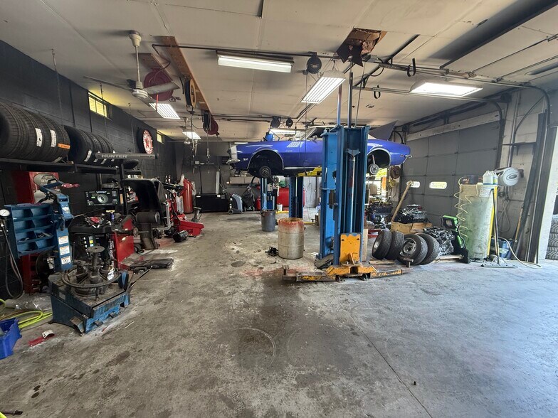 More Photos Of 538 Vischer Ferry Rd, Clifton Park Auto Repair For Lease