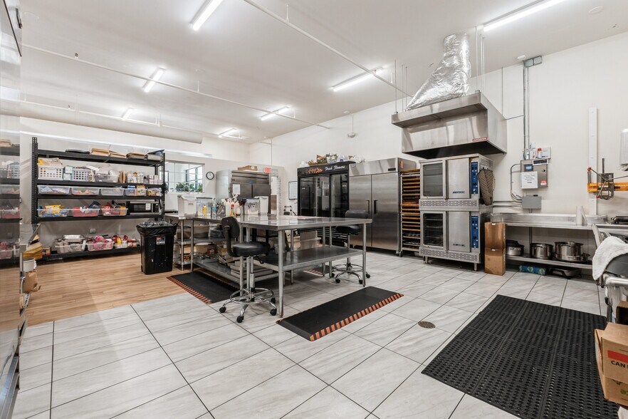 More Photos Of 5500 Merle Hay Rd, Johnston Storefront For Sale