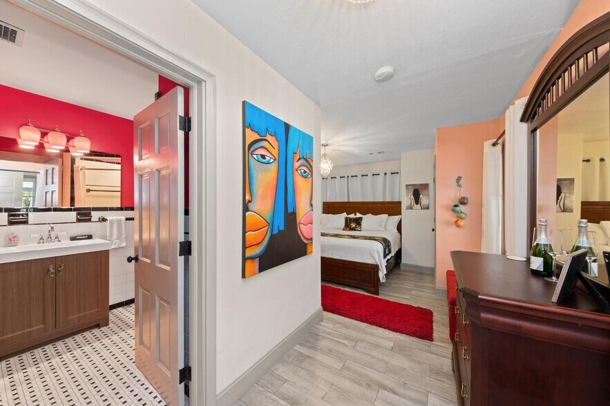 More Photos Of 941 Virginia Dr, Sarasota Specialty For Sale