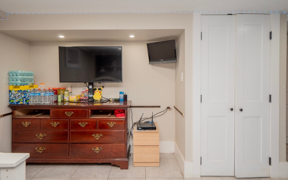 More Photos Of 999 Aquidneck Ave, Middletown Flex For Sale