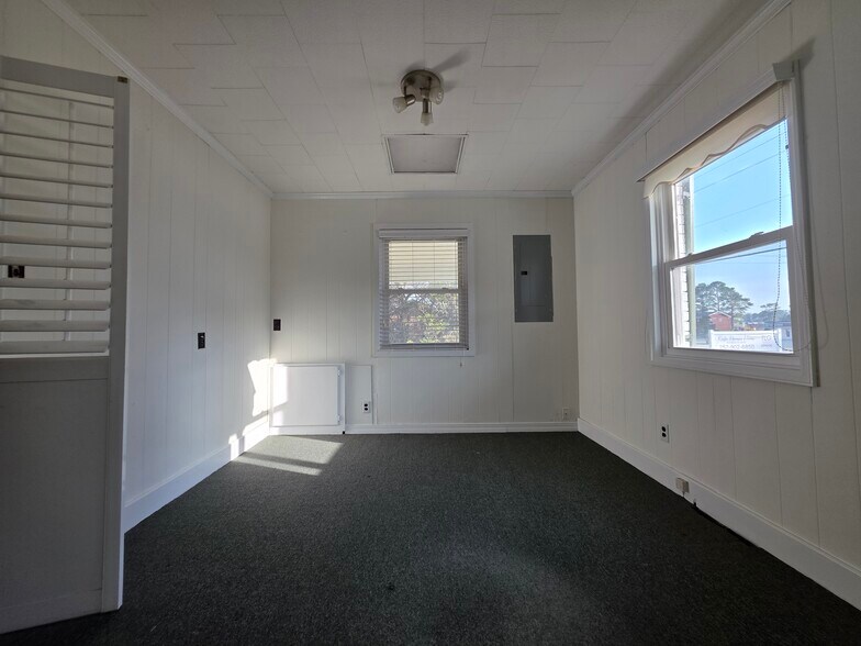 More Photos Of 2034 W 5th St, Washington Showroom For Sale