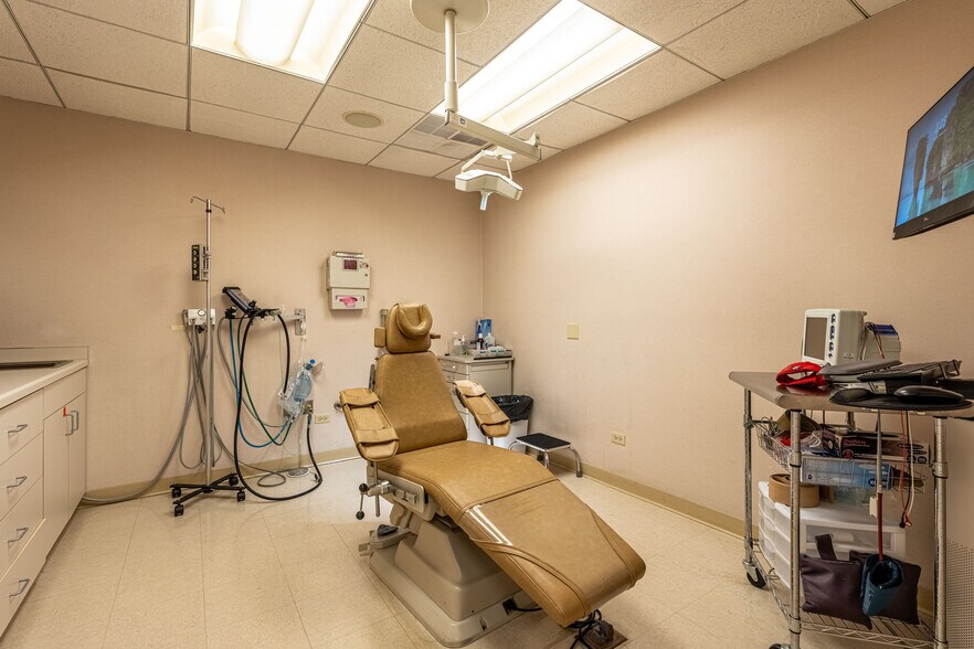 More Photos Of 1303 Macom Dr, Naperville Medical For Lease