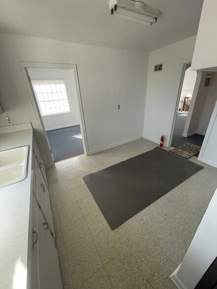 More Photos Of 246 N Buhl Farm Dr, Hermitage Flex For Sale