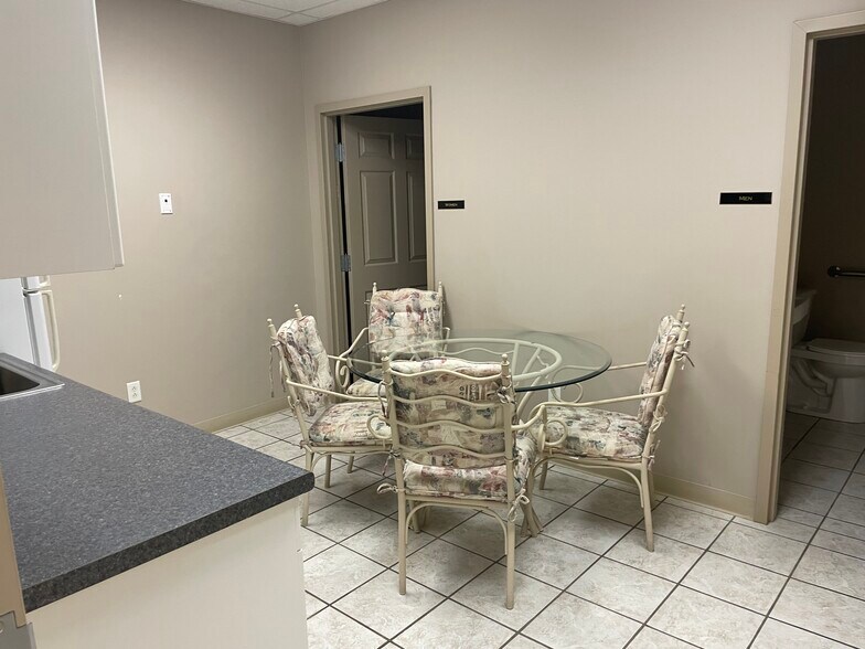 More Photos Of 1704 N Holmes Dr, Marion Office For Sale