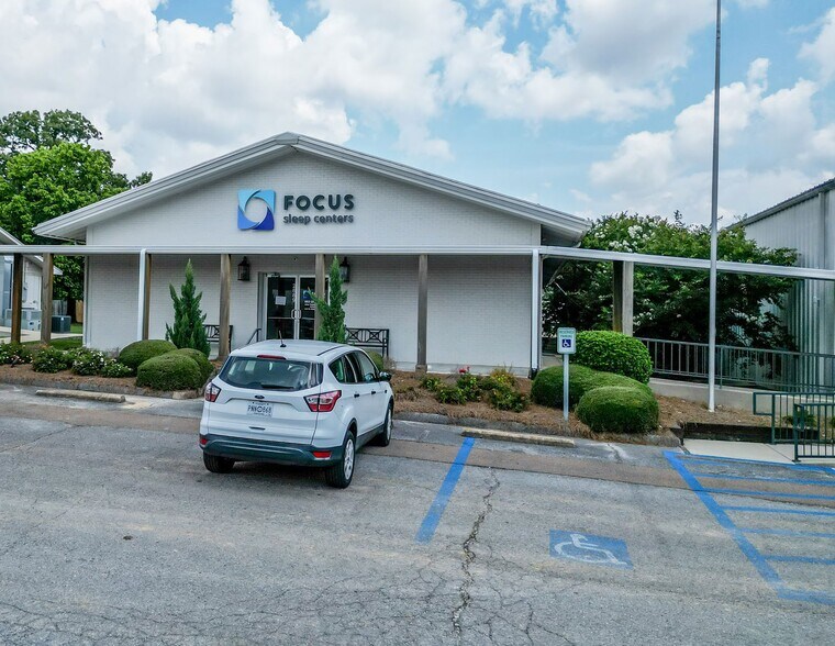 More Photos Of 2885-2889 South Lamar Blvd., Oxford Storefront Retail Office For Sale