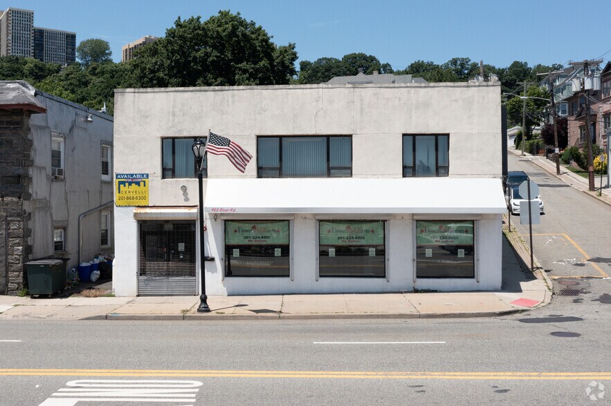 More Photos Of 982 River Rd, Edgewater Freestanding For Lease
