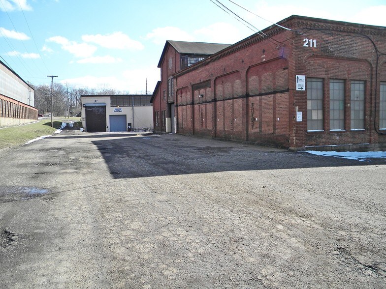More Photos Of 201 Wetmore Ave SE, Massillon Manufacturing For Lease