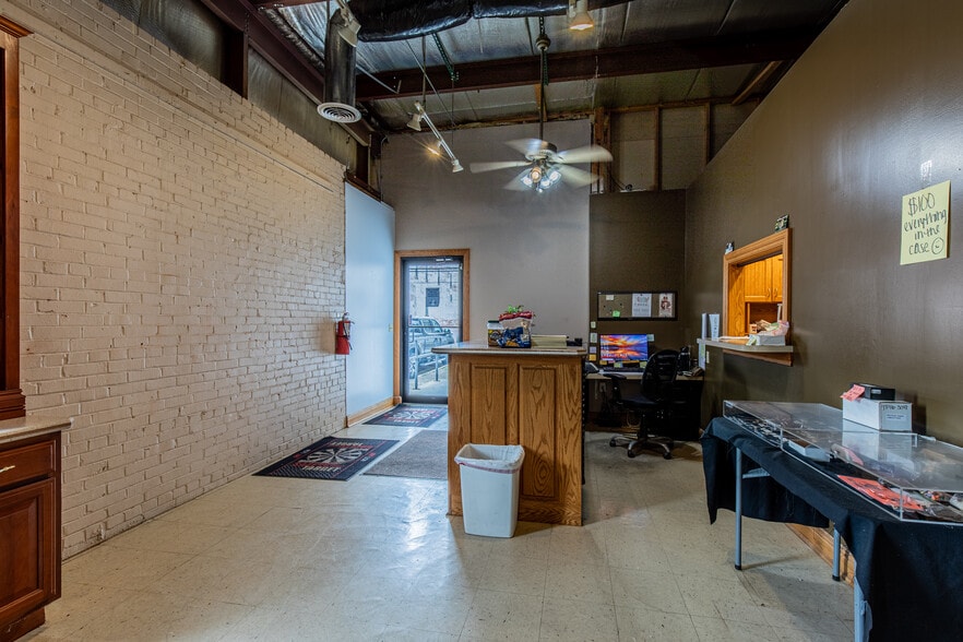 More Photos Of 825 N Pleasant St, Princeton Flex For Sale