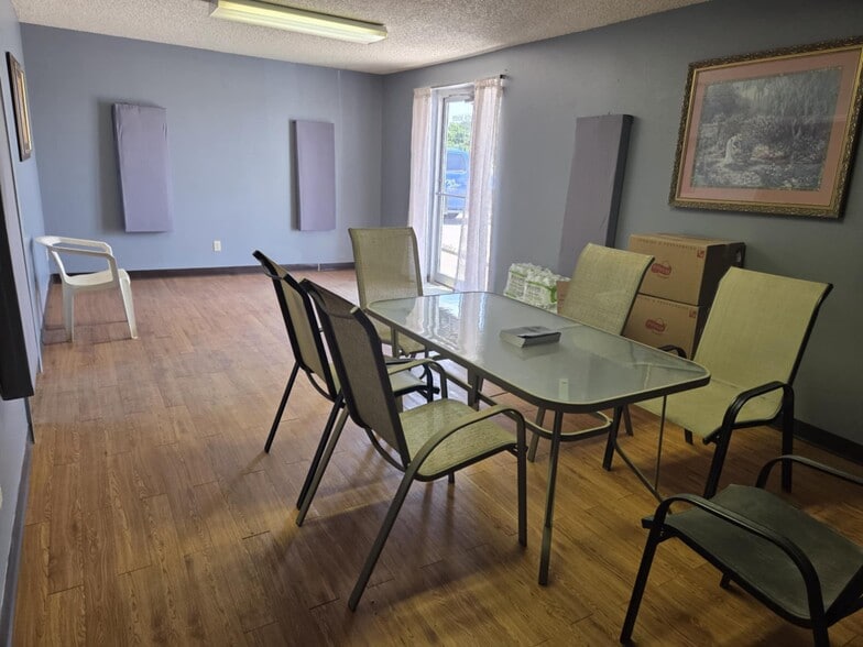 More Photos Of 800 N Jefferson St, Springdale Warehouse For Lease