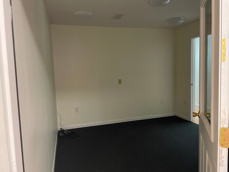 More Photos Of 300 Delano Dr, Manchester Warehouse For Sale