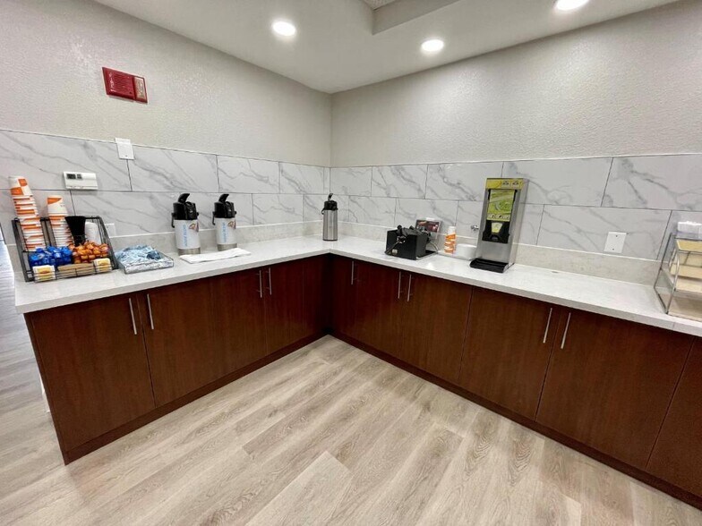 More Photos Of 12323 Katy Fwy, Houston Hotel For Sale