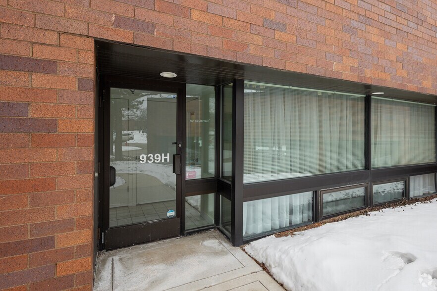 More Photos Of 939 N Plum Grove Rd, Schaumburg Medical For Lease