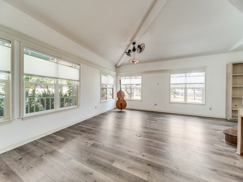 More Photos Of 106 Austin Dr S, Boerne Office Residential For Lease