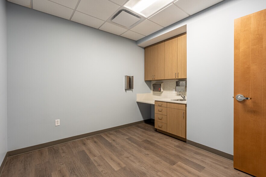 More Photos Of 140 Hansen Blvd, North Aurora Medical For Lease
