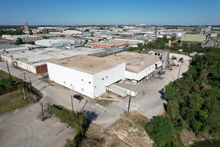 More Photos Of 700 Plastics, Houston Warehouse For Sale