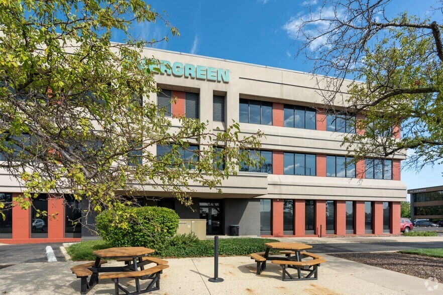 More Photos Of 823 Commerce Dr, Oak Brook Office For Lease