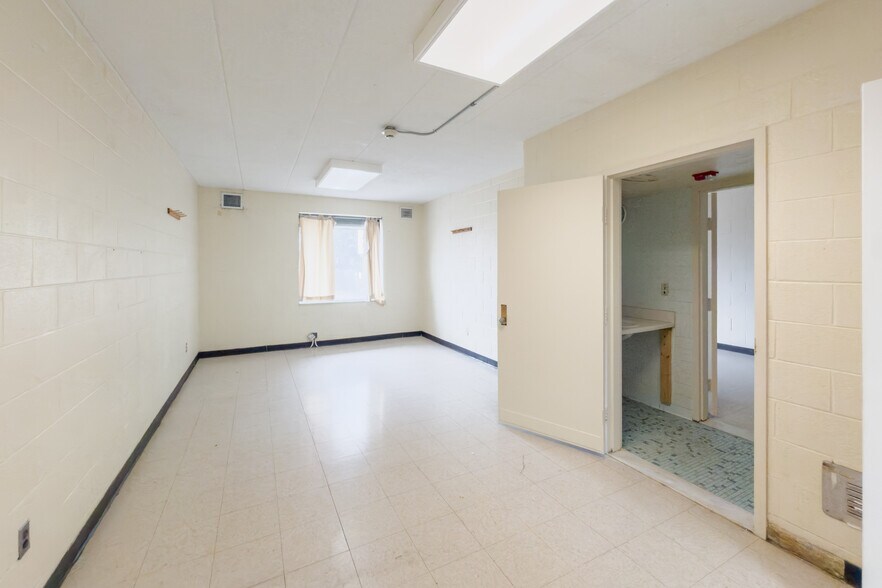 More Photos Of 6902 Chicago Rd, Warren Schools For Sale