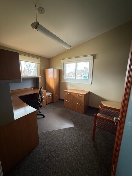 More Photos Of 870 Summit Ave, Oconomowoc Office For Sale