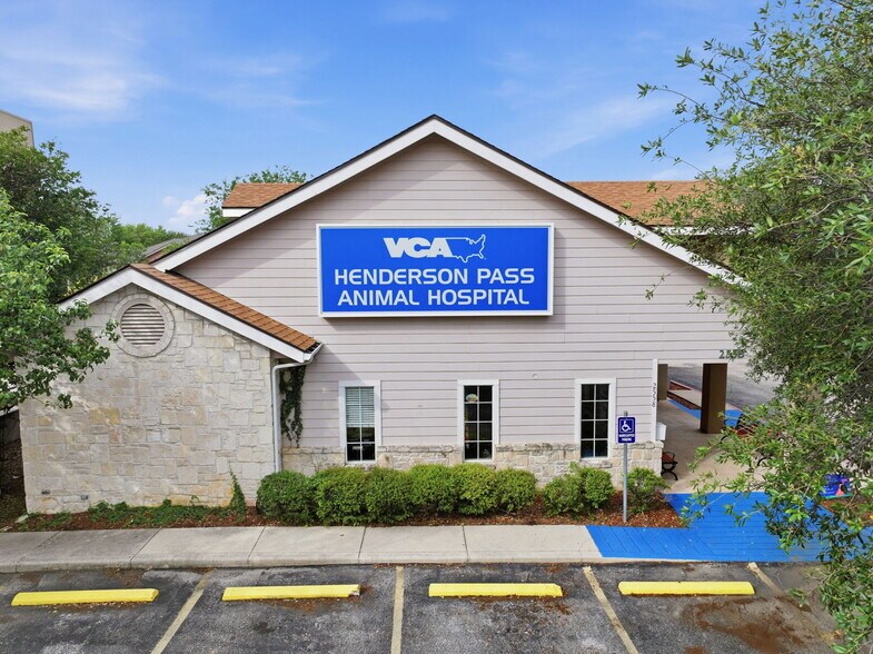 More Photos Of 2558 Thousand Oaks Dr, San Antonio Veterinarian Kennel For Sale