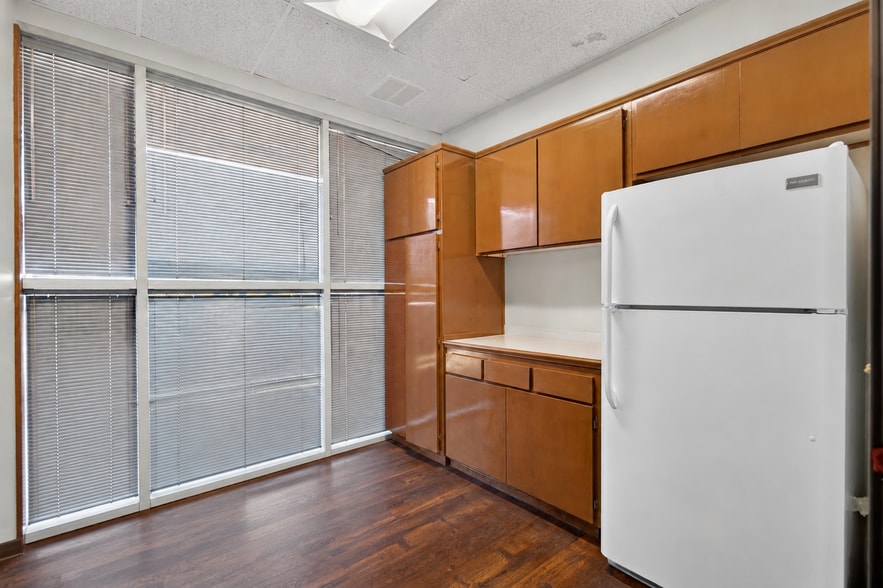 More Photos Of 19651 Nordhoff Way, Northridge Flex For Lease