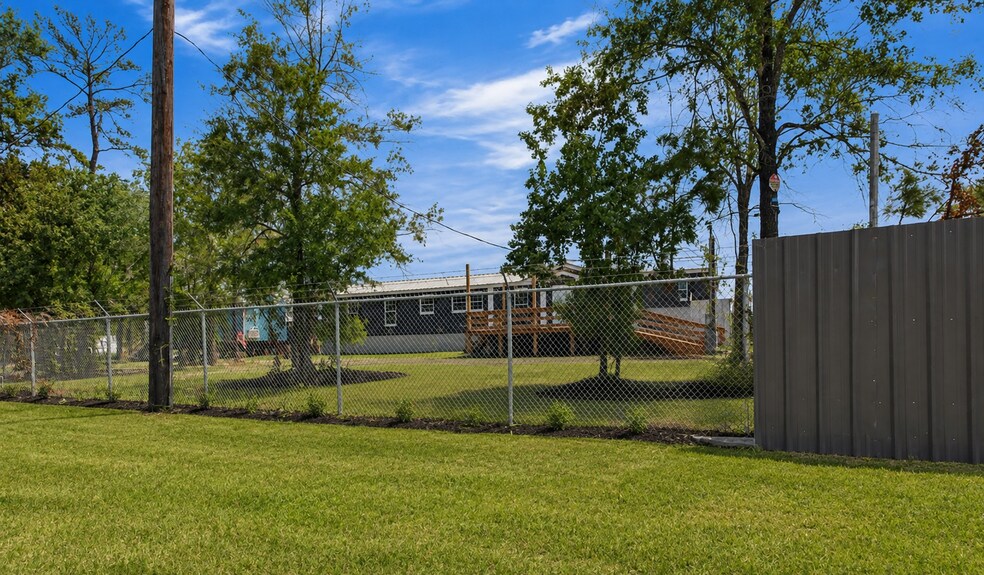 More Photos Of 12418 N Lake Houston Pkwy, Houston Land For Lease