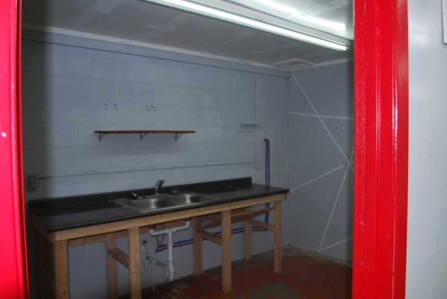 More Photos Of 2510 Mitchell St, Knoxville Light Manufacturing For Lease