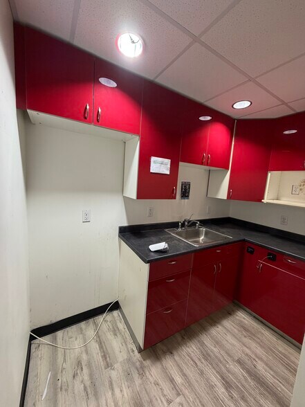 More Photos Of One Davis Sq, Somerville Health Club For Lease