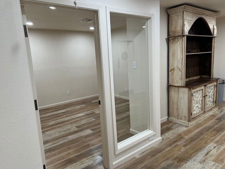 More Photos Of 4527 Lake Shore Dr, Waco Office For Lease