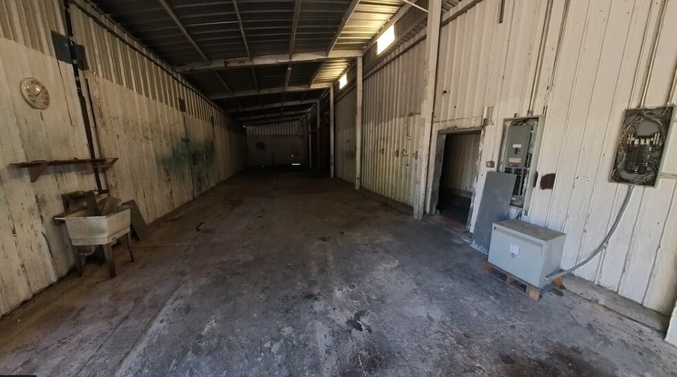 More Photos Of 401 Industrial Park Ln, Willis Warehouse For Sale