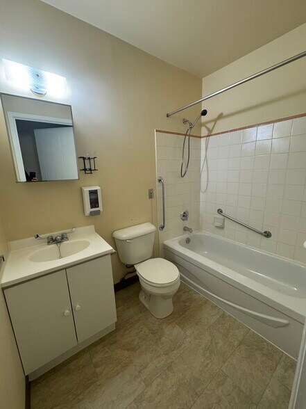 More Photos Of 725 Gibralter St, Norfolk Flex For Sale