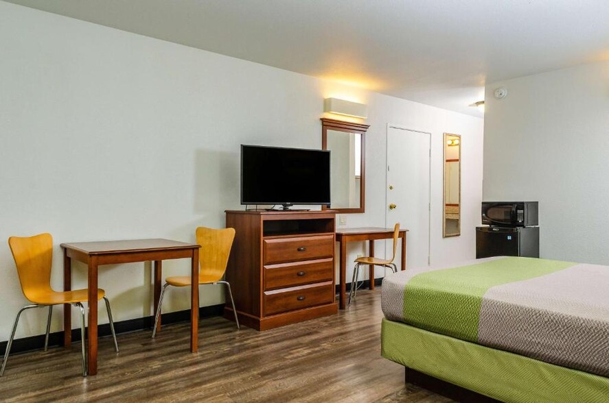 More Photos Of 825 E F St, Oakdale Hotel For Sale