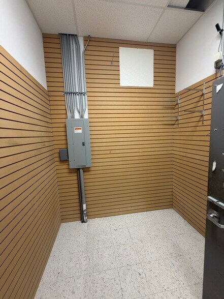 More Photos Of 1011 Highway 1 W, Iowa City General Retail For Lease