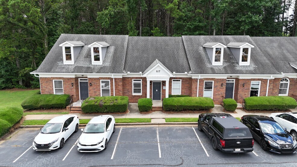 More Photos Of 117 Governors Sq, Fayetteville Medical For Lease