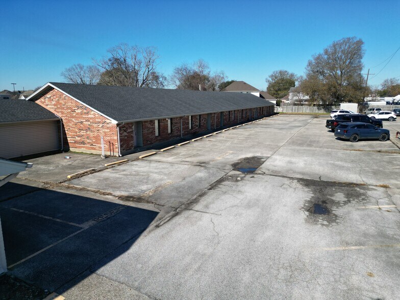 More Photos Of 2100 Highway 365, Nederland Medical For Sale