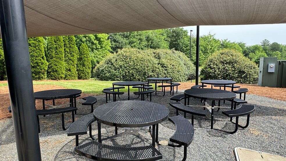 More Photos Of 9401 Arrowpoint Blvd, Charlotte Office For Lease