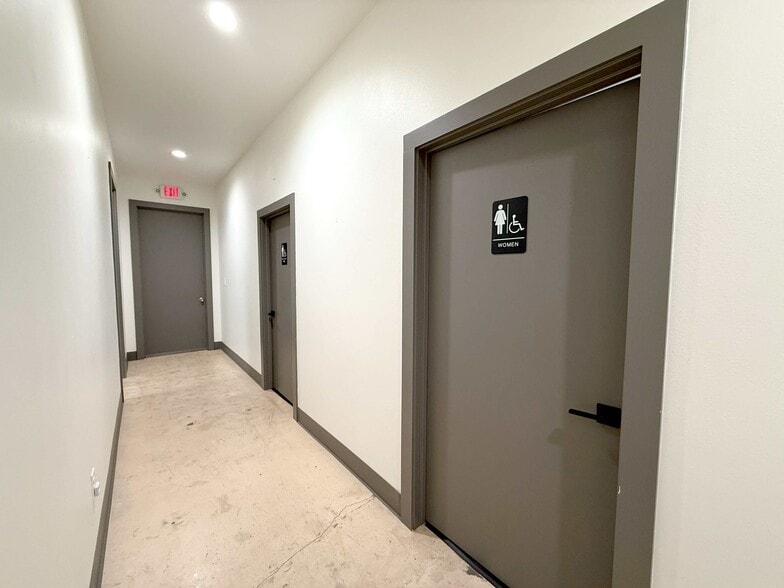 More Photos Of 11923 Warfield St, San Antonio Service For Lease