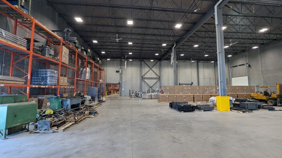 More Photos Of 1027 11 Ave, Coaldale Warehouse For Lease