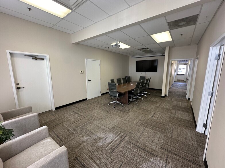 More Photos Of 2124 W Chesterfield Blvd, Springfield Storefront Retail Office For Lease