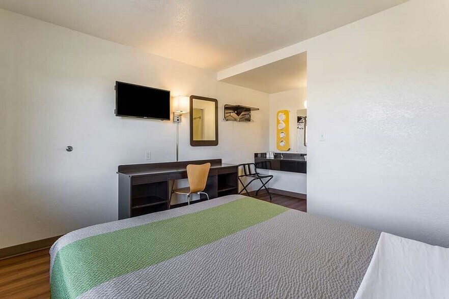 More Photos Of 11049 W Gateway Blvd, El Paso Hotel For Sale