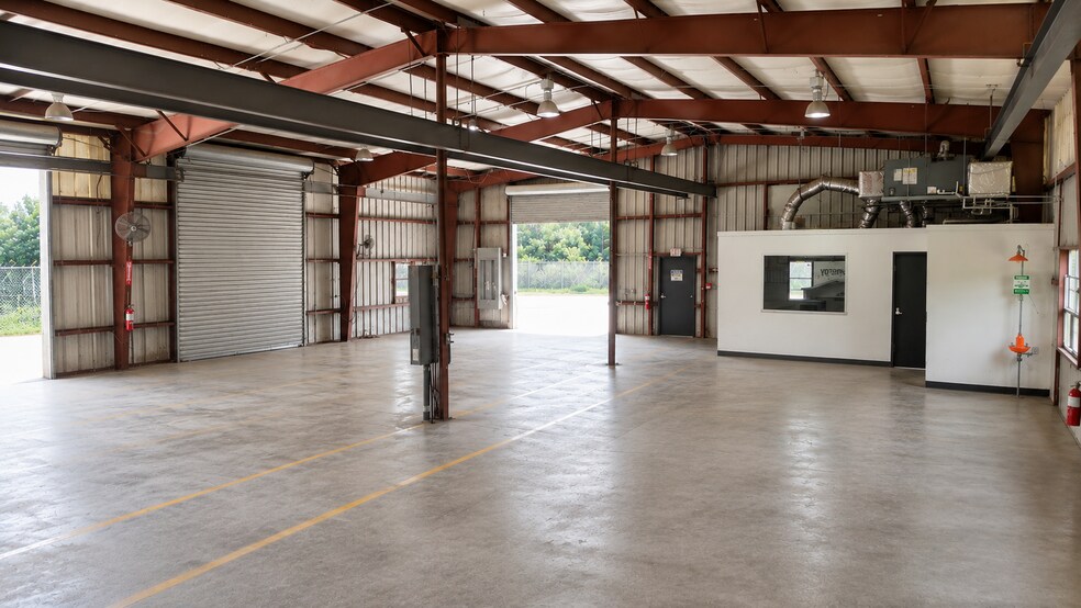 More Photos Of 2702 Drane Field Rd, Lakeland Warehouse For Lease