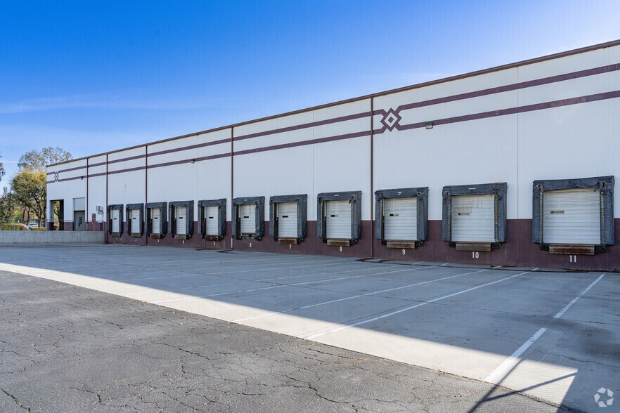 More Photos Of 1717 N Shirk Rd, Visalia Warehouse For Lease